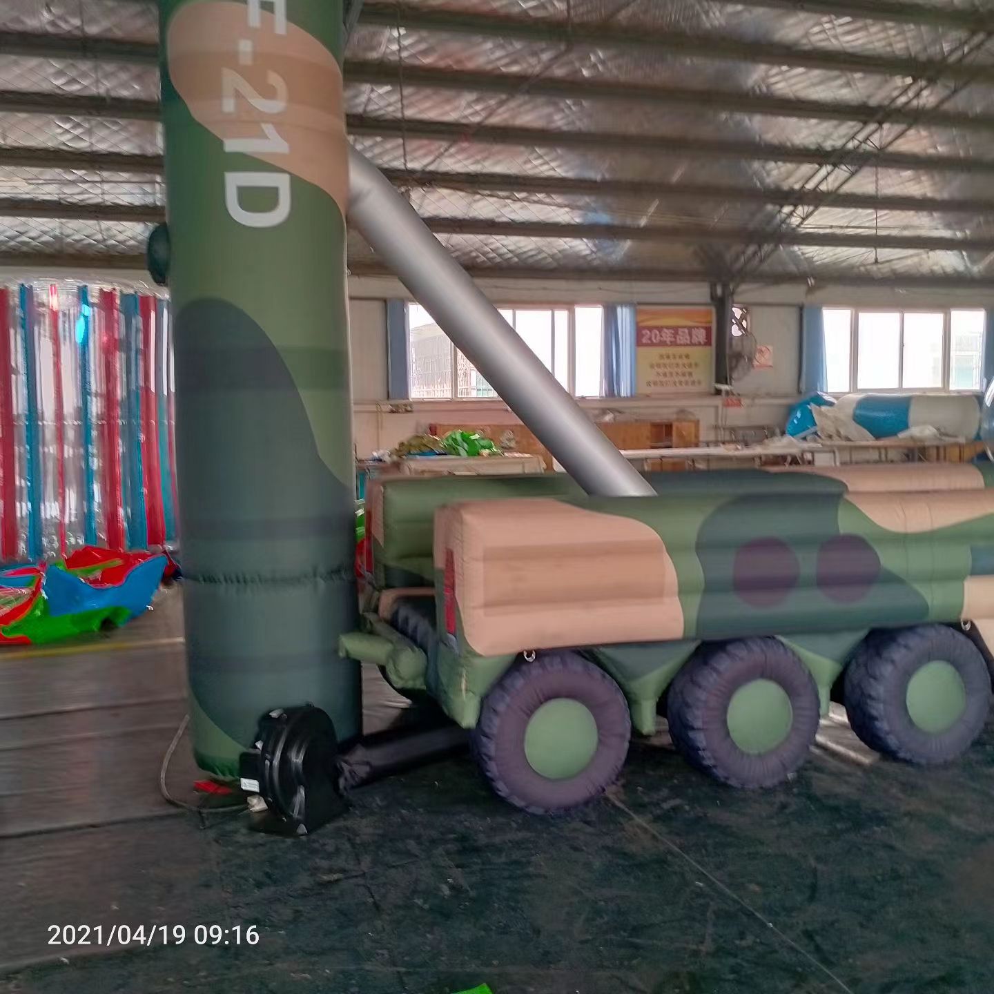 峄城军事演习中的充气目标车辆：模拟发射车雷达车坦克飞机